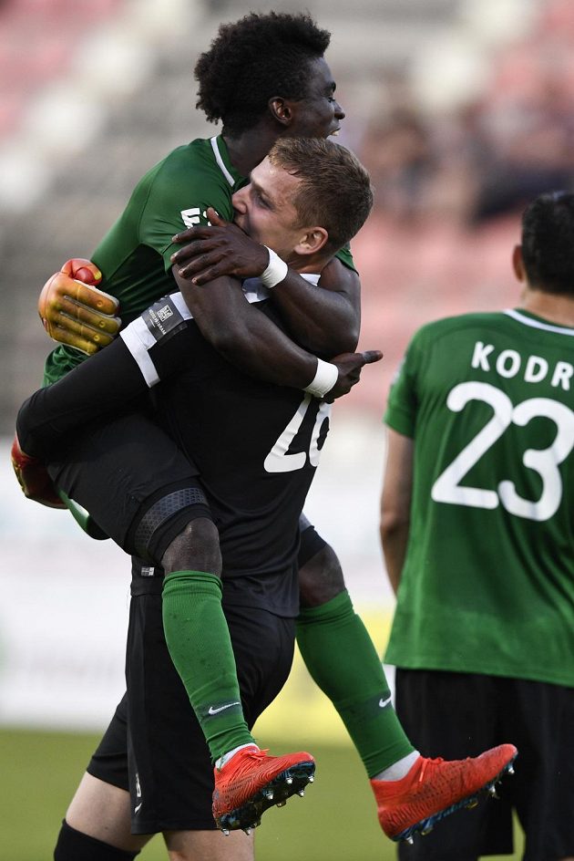 Fotbalisté Příbrami se radují po bezbrankovém zápase z udržení v nejvyšší soutěži.