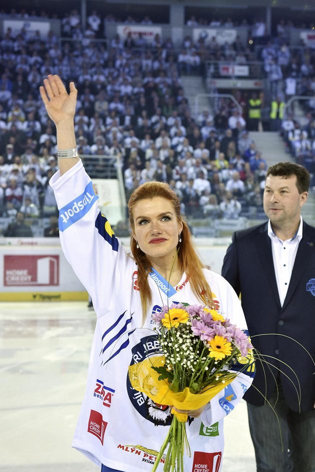 Čestný host pátého finále mezi Libercem a Spartou, vítězka SP biatlonistek Gabriela Soukalová, zdraví diváky.