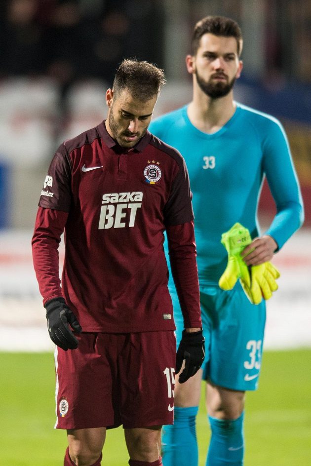 Zklamání fotbalistů Sparty po prohře v Jablonci. Vlevo Néstor Albiach, vzadu brankář Tomáš Koubek.