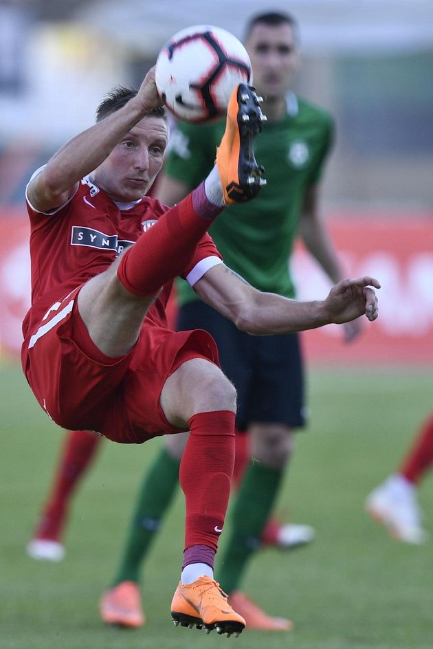 Ondřej Sukup ze Zbrojovky Brno v akci v odvetném utkání baráže o účast v první fotbalové lize.