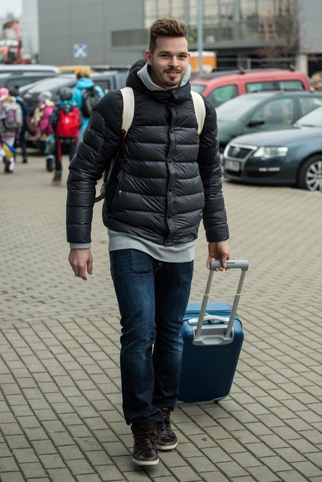Brankář Dominik Furch přichází na sraz hokejové reprezentace před turnajem Channel One Cup.