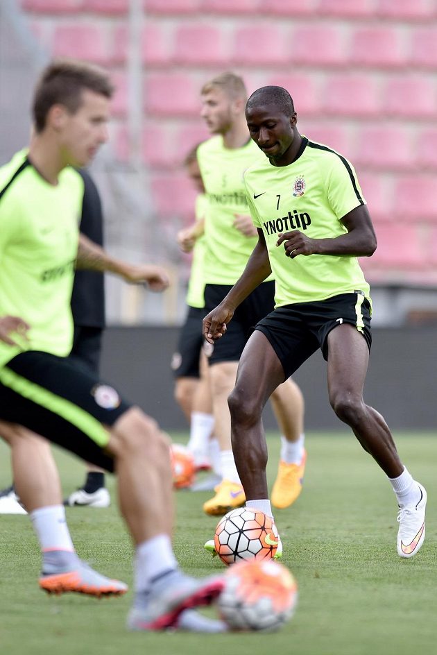 Sparťanský útočník Kehinde Fatai (vpravo) se na hřišti CSKA Moskva střelecky prosadil, dá gól i v odvetě?