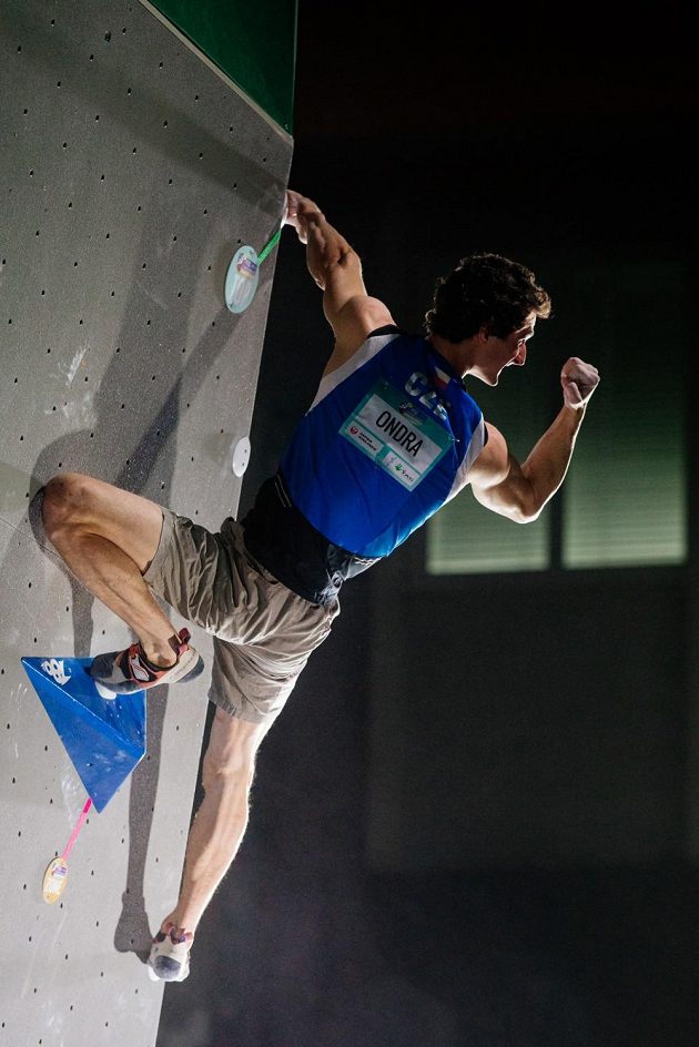 Vítězné gesto Adama Ondry při olympijské kvalifikaci.