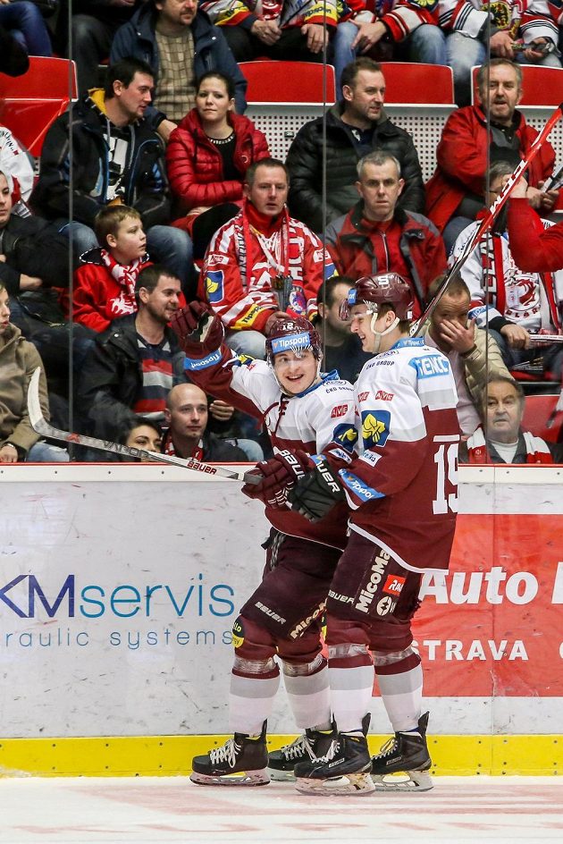 Sparťanský útočník Jiří Černoch (vlevo) slaví se spoluhráčem Jiřím Hozákem gól proti Třinci.