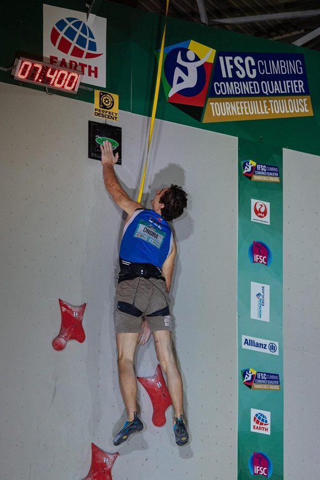 Osobní rekord - 7,4 s! Adam Ondra při olympijské kvalifikaci v Toulouse.