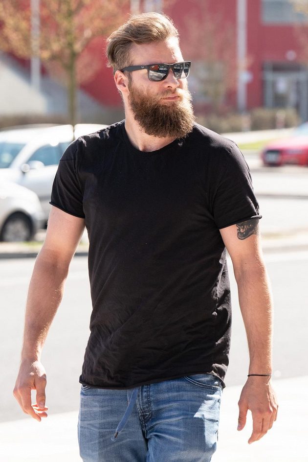 Adam Polášek přichází na sraz české hokejové reprezentace před zápasy s Německem.