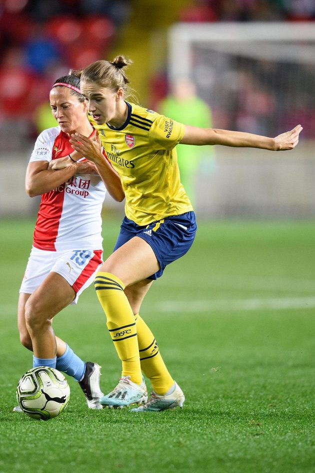Petra Divišová ze Slavia Praha a Vivianne Miedemaová z Arsenalu během utkání Ligy mistryň.