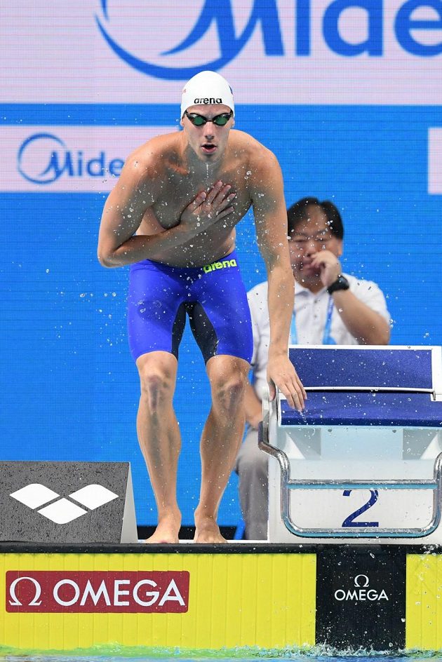 Český plavec Jan Šefl před rozplavbou na 100 m motýlek na MS v Budapešti.
