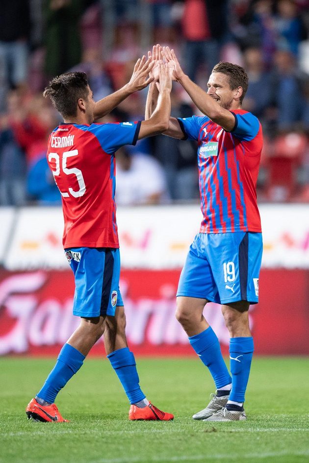 Fotbalisté Plzně Aleš Čermák a Jan Kovařík oslavují gól na 3:1 proti Olomouci.