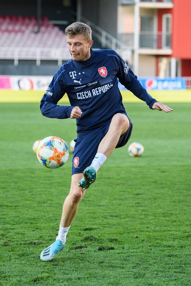 Fotbalista Ladislav Krejčí během tréninku reprezentace před zápasy s Anglií a Severním Irskem.