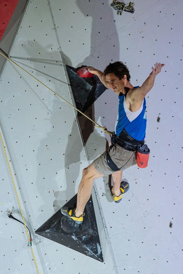 Adam Ondra zdraví diváky v Toulouse.