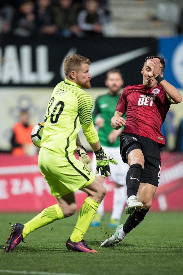 Josef Šural ze Sparty Praha střílí svůj třetí gól během utkání 11.kola HET ligy v Jablonci nad Nisou.