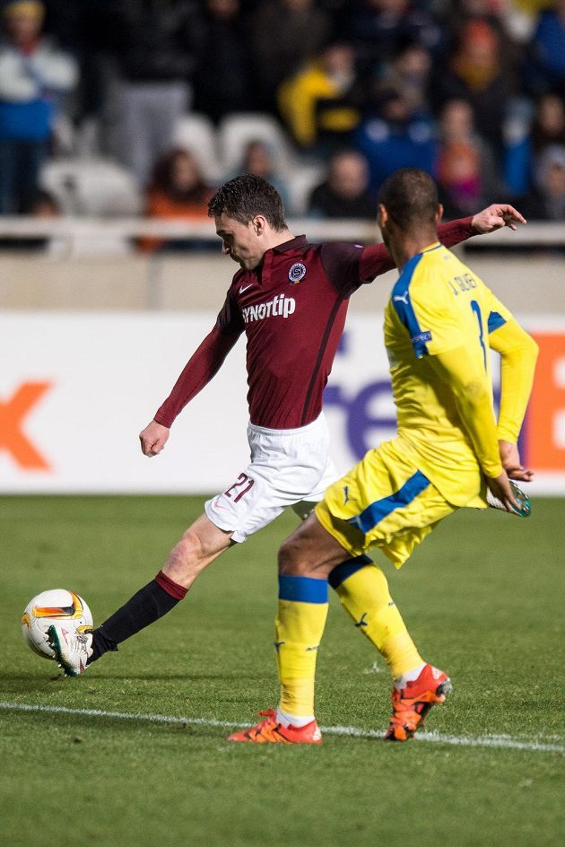 Útočník David Lafata takhle zvyšoval na 3:1 pro Spartu během utkání Evropské ligy na hřišti APOELu Nikósie.