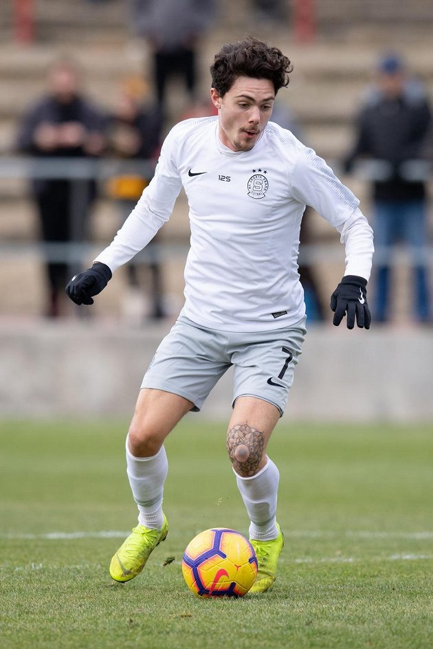 Zimní posila fotbalové Sparty Praha David Moberg Karlsson během přípravného utkání s Loko Vltavín.