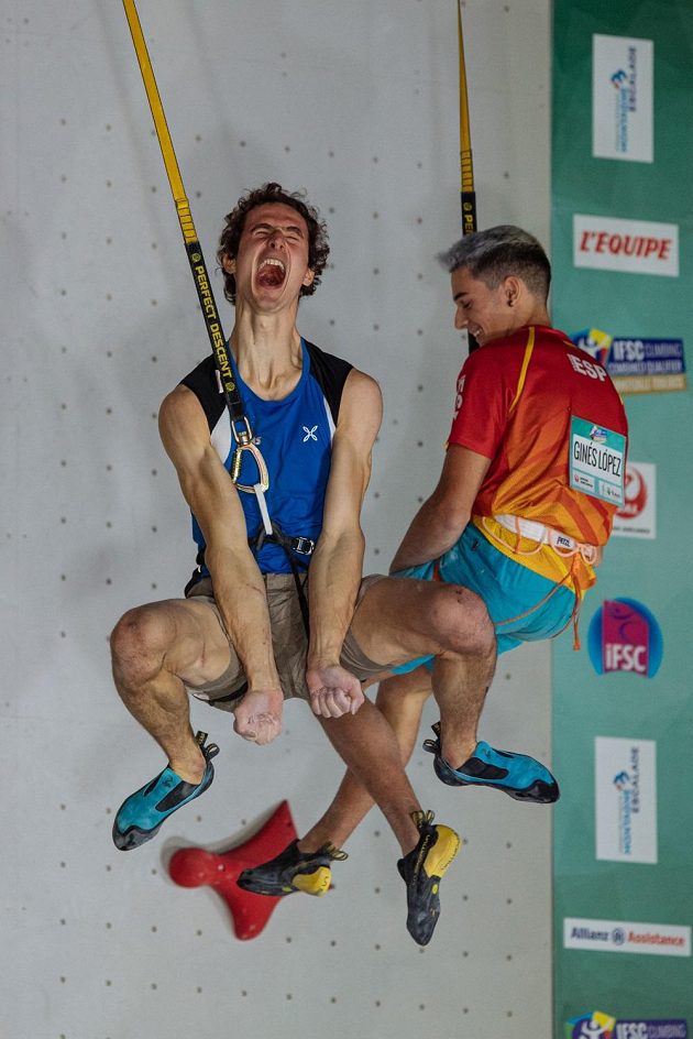 Adam Ondra se raduje po jedné z částí kvalifikace o olympiádu.