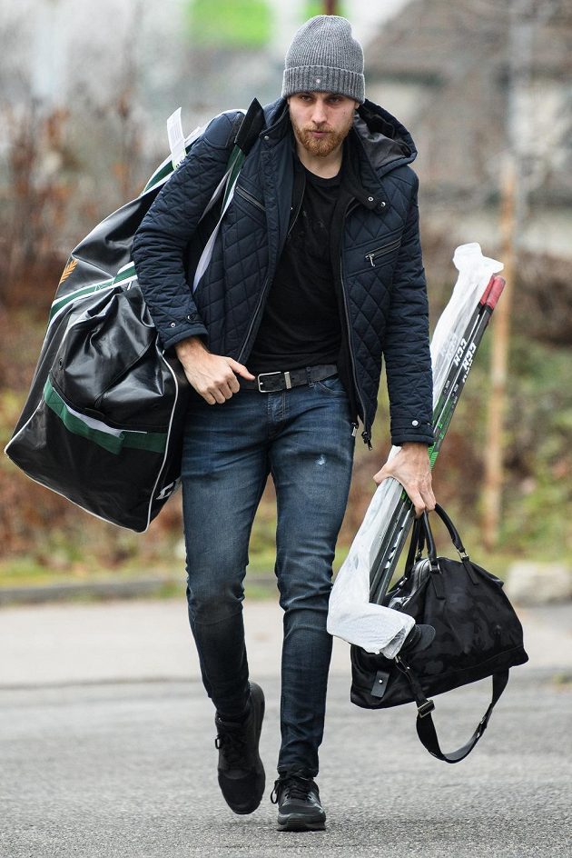 Vojtěch Mozík přichází na sraz hokejové reprezentace před turnajem Beijer Hockey Games.