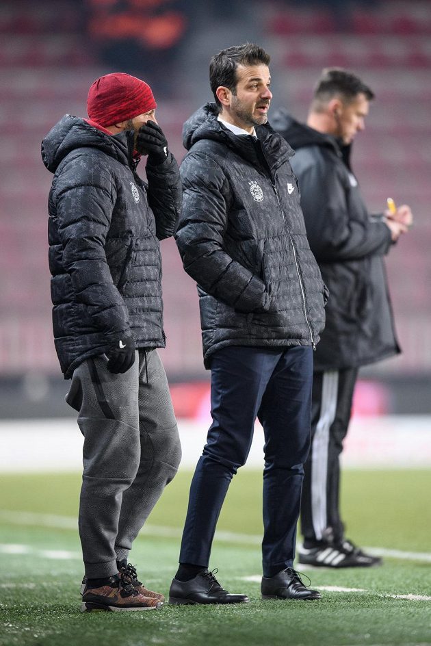 Trenér Sparty Praha Andrea Stramaccioni (vpravo) a asistent Roberto Muzzi během jejich posledního utkání na lavičce Sparty s Brnem.