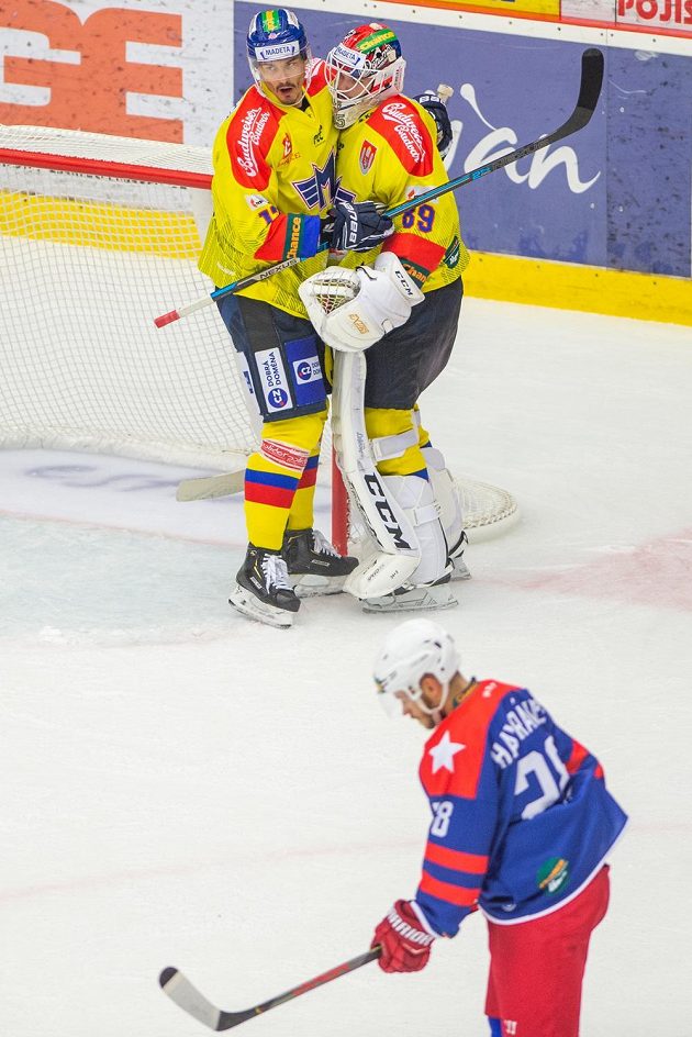 Utkání 1. kola první hokejové ligy mezi HC Motor České Budějovice - SK Slovácká Slavia Třebíč. V akci zleva Žiga Pavlin z Českých Budějovic, brankář Motoru Milan Klouček a Tomáš Havránek z Třebíče.