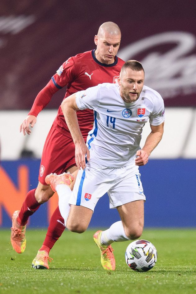 Milan Škriniar ze Slovenska a český útočník Zdeněk Ondrášek (vlevo) během utkání Ligy národů.