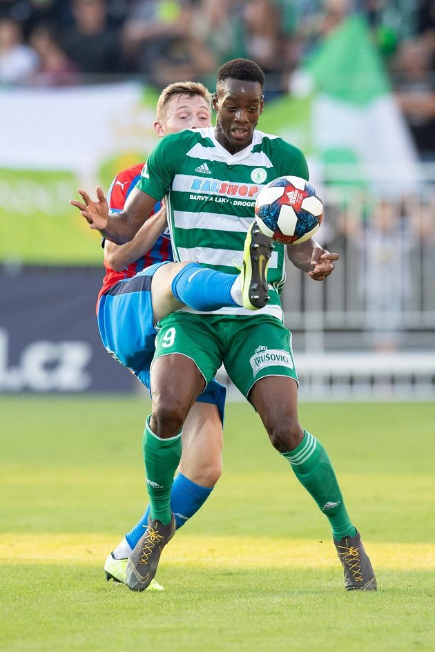 Jakub Brabec z Viktorie Plzeň a Ibrahim Keita z Bohemians v souboji během utkání 4. kola Fortuna ligy.