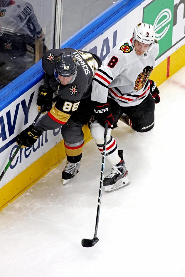 Obránce Vegas Golden Knights Nate Schmidt (88) v souboji s útočníkem Chicaga Blackhawks Dominikem Kubalíkem (8).