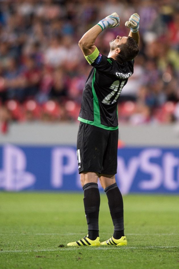 Brankář Razgradu Vladislav Stajanov oslavuje postup do hlavní fáze Ligy mistrů.