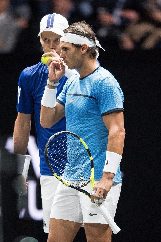 Rafael Nadal (vpravo) a Tomáš Berdych během čtyřhry s Jackem Sockem a Nickem Kyrgiosem při Laver Cupu.