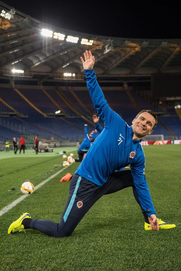 Útočník Sparty Praha David Lafata se rozcvičuje na Olympijském stadiónu v Římě.