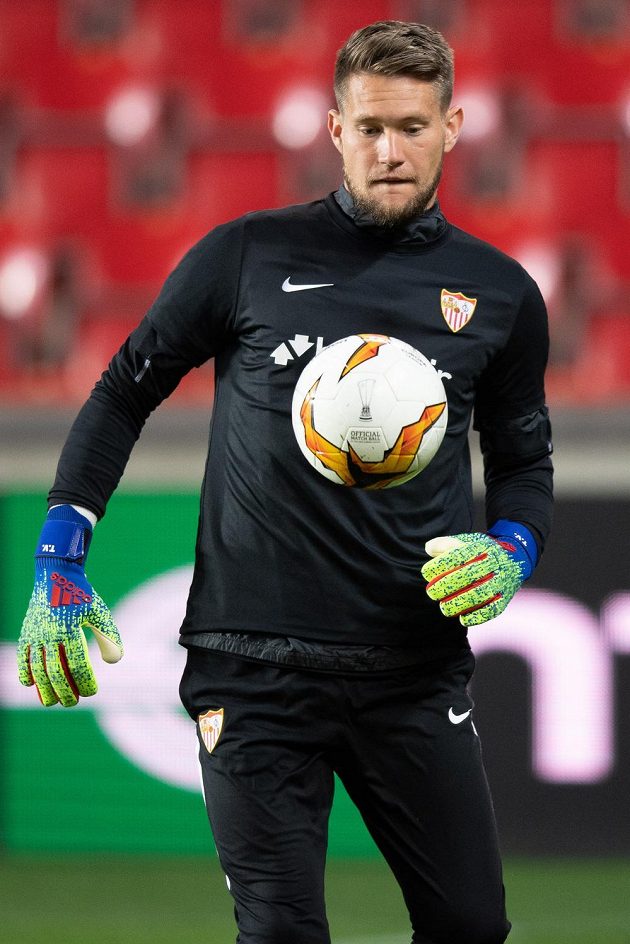 Vaclík v akci! Český brankář Sevilly Tomáš Vaclík během tréninku před utkáním se Slavií.