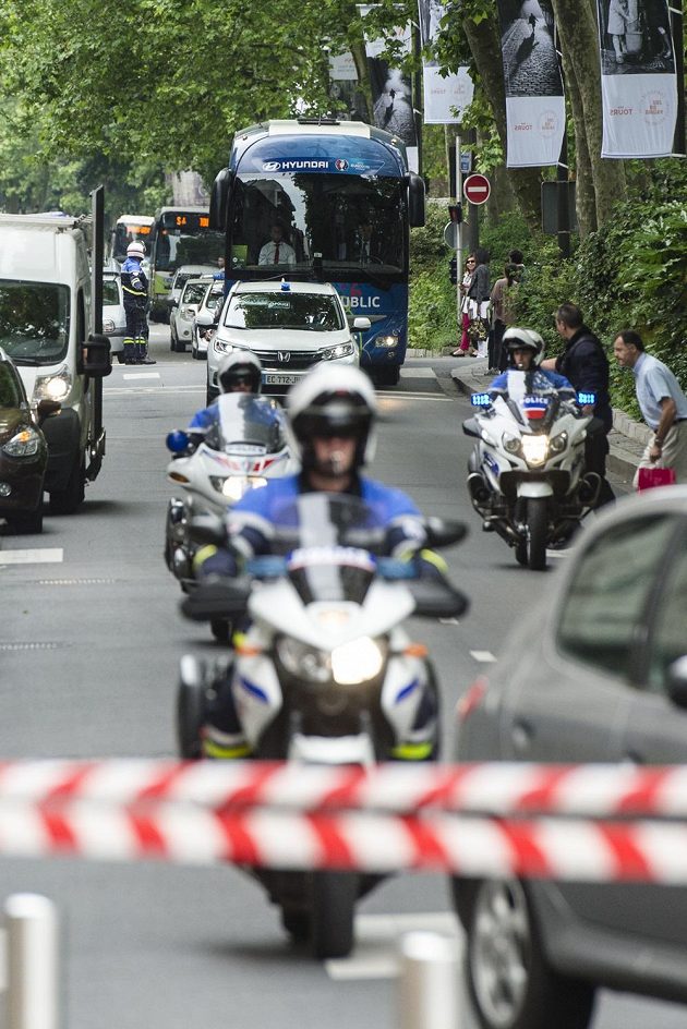 Autobus s českou fotbalovou reprezentací přijíždí v doprovodu policie k radnici v Tours.