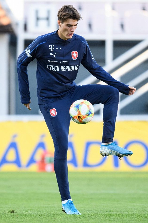 Útočník Patrik Schick během tréninku fotbalové reprezentace před zápasy s Anglií a Severním Irskem.