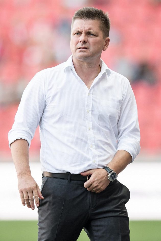 Trenér Mladé Boleslavi Dušan Uhrin mladší během utkání 5. kola HET ligy na Slavii. Takhle si návrat do Edenu nepředstavoval, jeho tým prohrál 0:4.