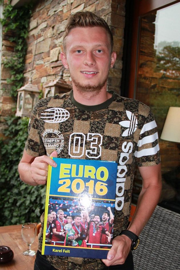 Záložník Ladislav Krejčí na křtu knihy EURO 2016.