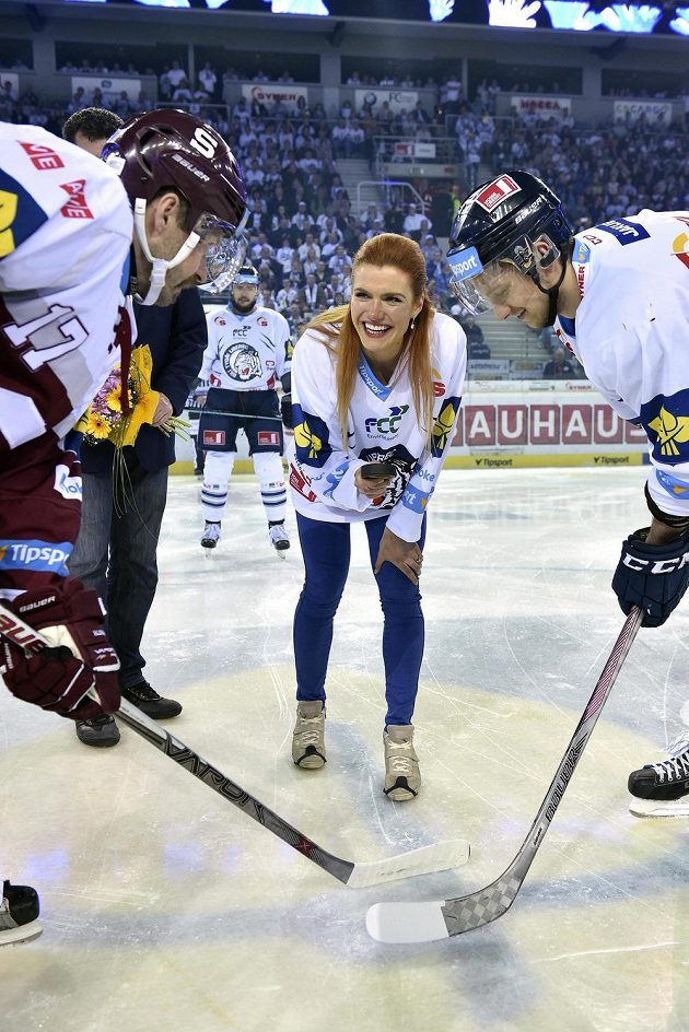 Biatlonistka Gabriela Soukalová vhodila před pátým finále extraligy slavnostní buly.