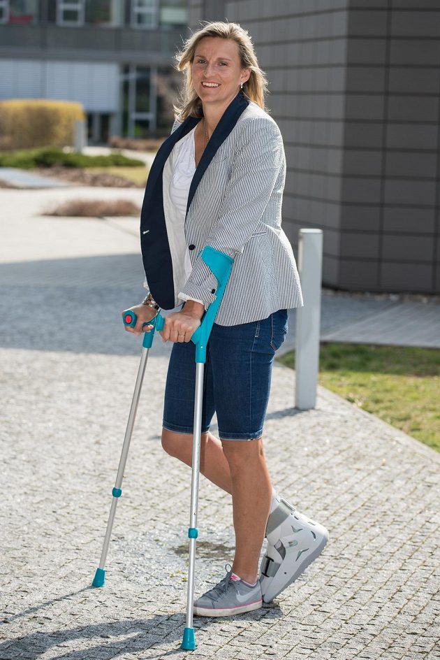Oštěpařka Barbora Špotáková se kvůli zlomené noze dočasně neobejde bez berlí.