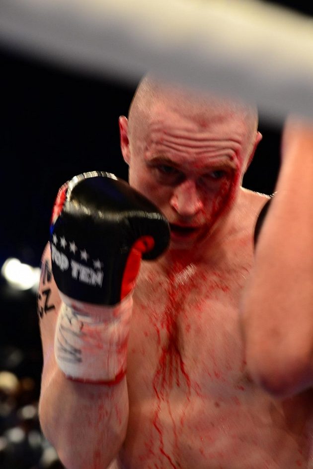 Český boxer Lukáš Konečný během souboje o titul mistra Evropy proti Francouzi Achourovi.