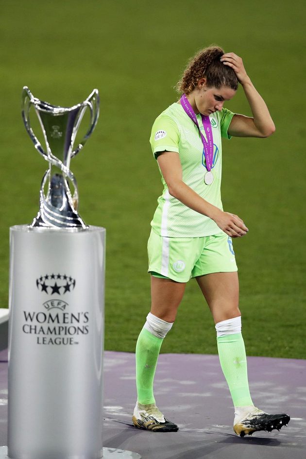Zklamaná fotbalistka Wolfsburg Dominique Janssenová prochází po prohraném finále Ligy mistryň s Lyonem kolem trofeje.