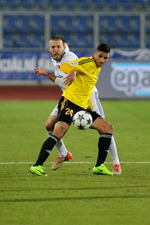 Martin Šindelář z Baníku a Eric Ramirez z Karviné v souboji o míč v utkání HET ligy.