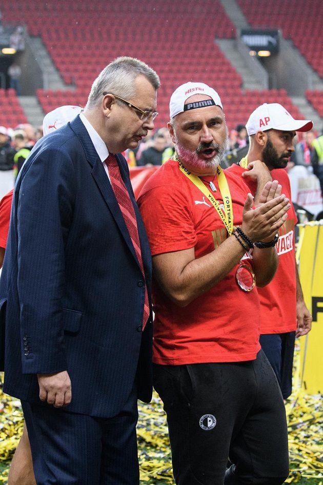 Trenér Slavie Praha Jindřich Trpišovský a Jaroslav Tvrdík po utkání se Spartu ve skupině o titul v rámci nadstavby Fortuna ligy.