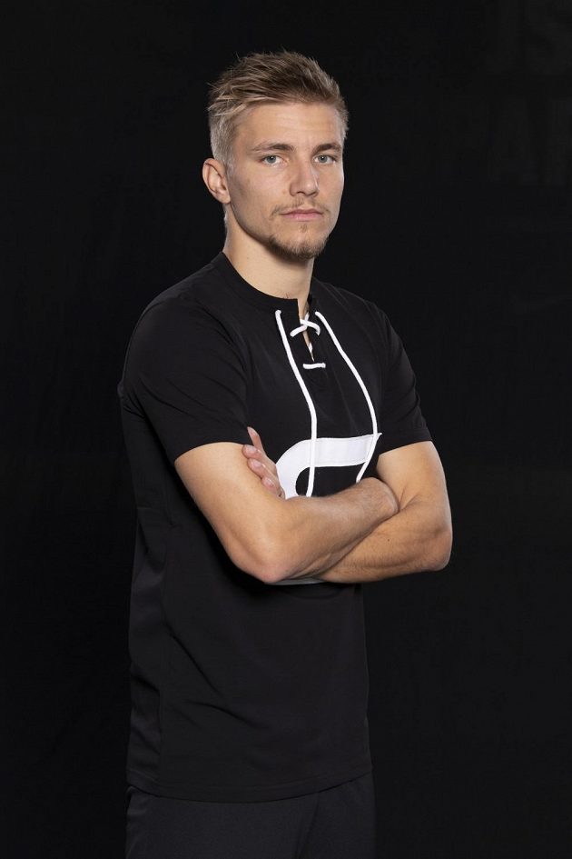 Martin Frýdek v černém retro dresu.