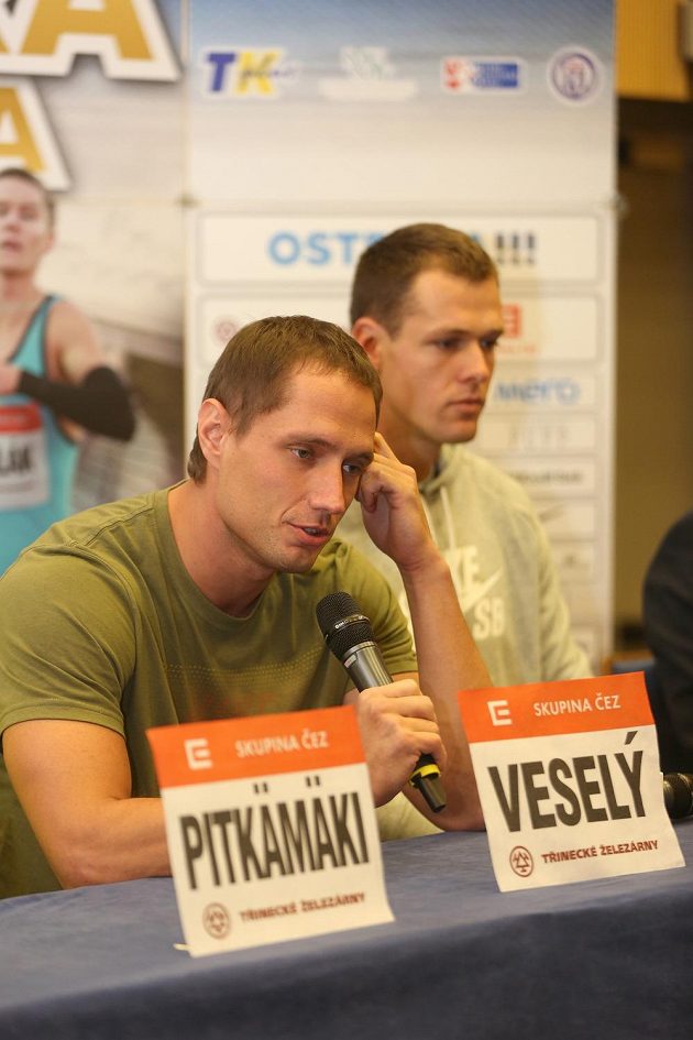 Čeští oštěpaři Vítězslav Veselý a Petr Frydrych na tiskové konferenci před atletickým mítinkem Zlatá tretra.