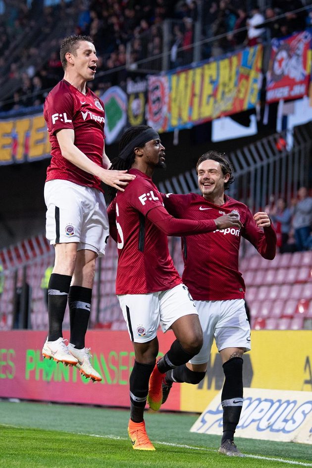 Fotbalisté Sparty Praha Ondřej Zahustel, Costa a David Moberg Karlsson oslavují gól na 1:0 během utkání nadstavby Fortuna ligy ve skupině o titul proti Slovanu Liberec.