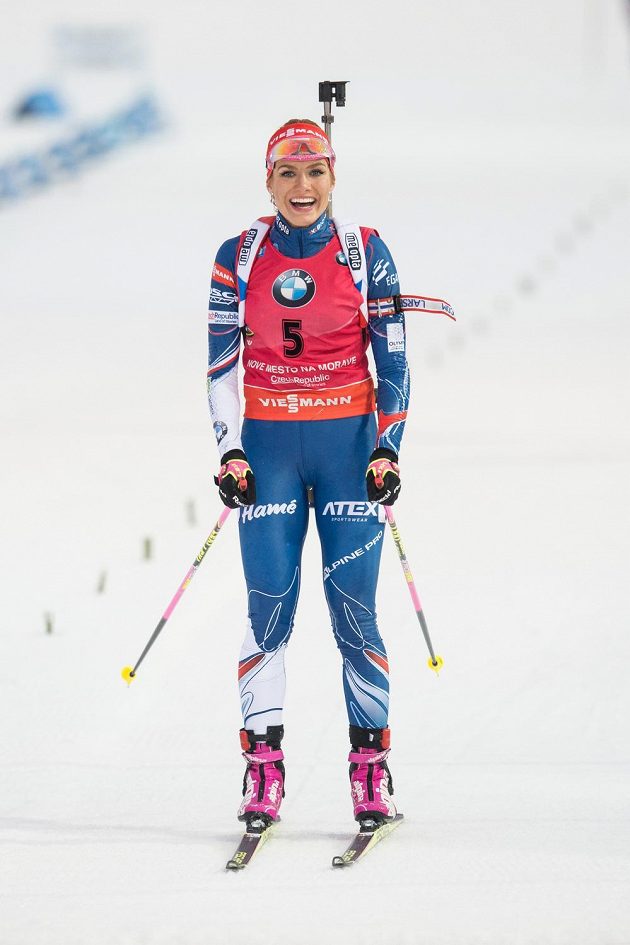 Gabriela Koukalová v cíli závodu s hromadným startem na 12,5 km v Novém Městě na Moravě.