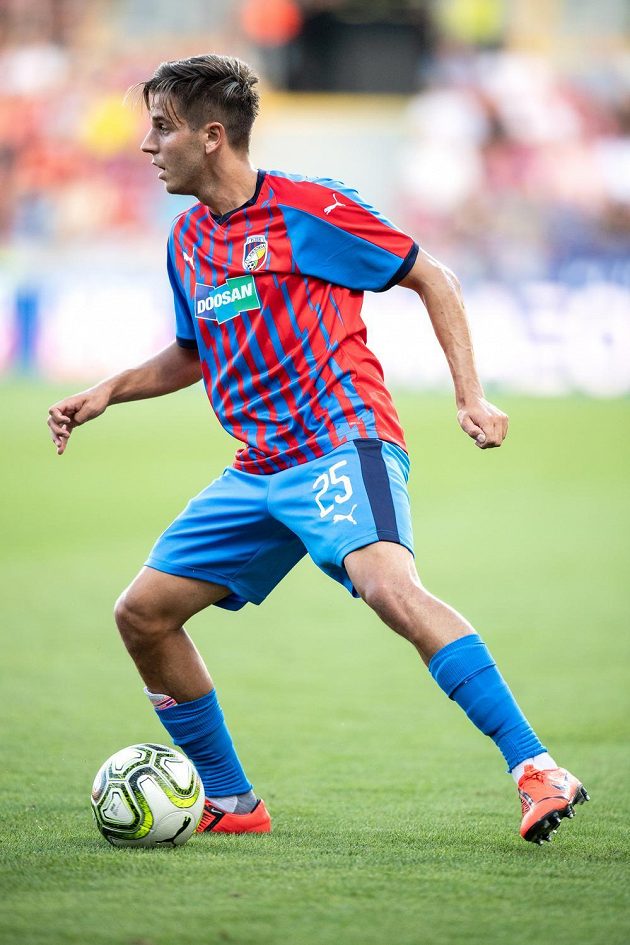 Záložník Aleš Čermák z Viktorie Plzeň v akci během utkání 2. předkola Ligy mistrů s Olympiakosem Pireus.