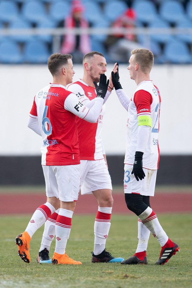 Fotbalisté Slavie Praha (zleva) Jan Sýkora, Vladimír Coufal a Petr Ševčík oslavují gól na 7:0 během přípravného utkání s Ústím nad Labem.