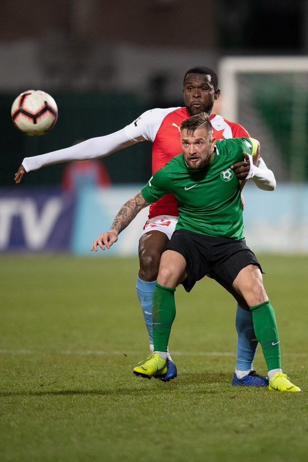 Michael Ngadeu ze Slavie Praha a Antonín Fantiš z Příbrami v akci během utkání.