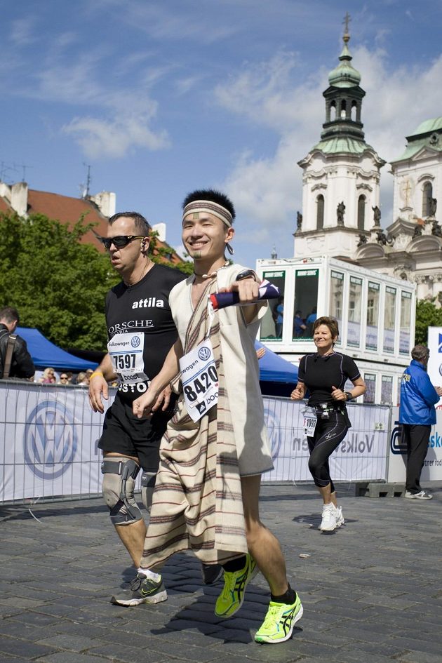 Běhání v převlecích není populární jen v Londýně. I Praha má své netradiční běžce. Pohled do jiných krajů.