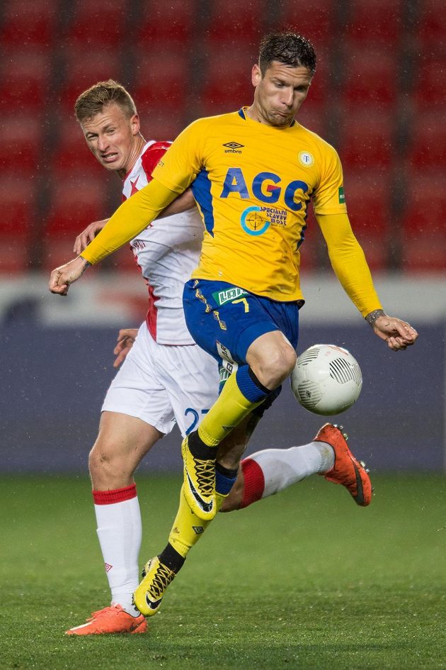 Záložník Slavie Praha Antonín Barák (vlevo) a teplický fotbalista Martin Fillo.