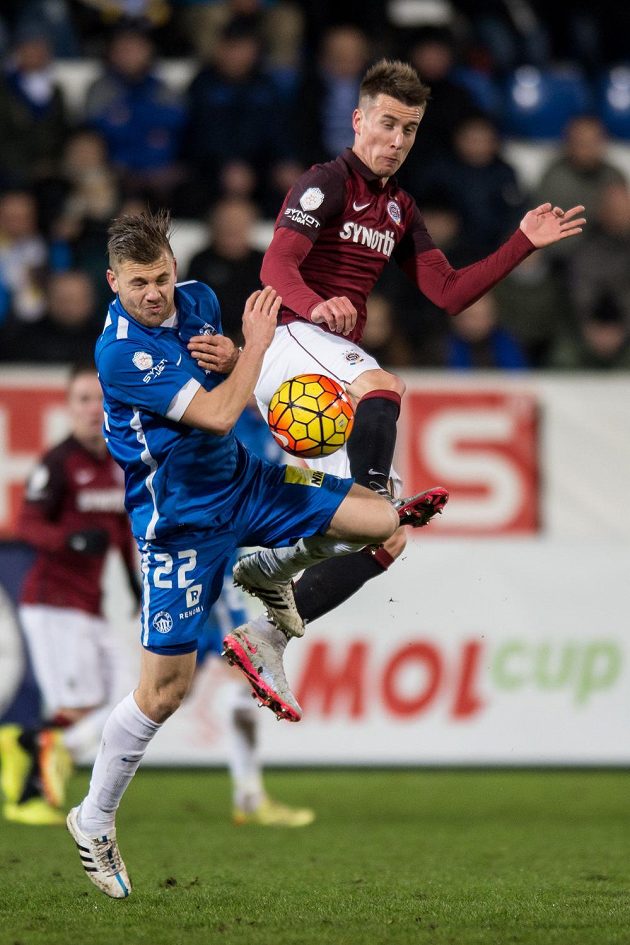 Liberecký záložník Radim Breite (vlevo) a Lukáš Mareček ze Sparty během úvodního čtvrtfinálového utkání MOL Cupu.