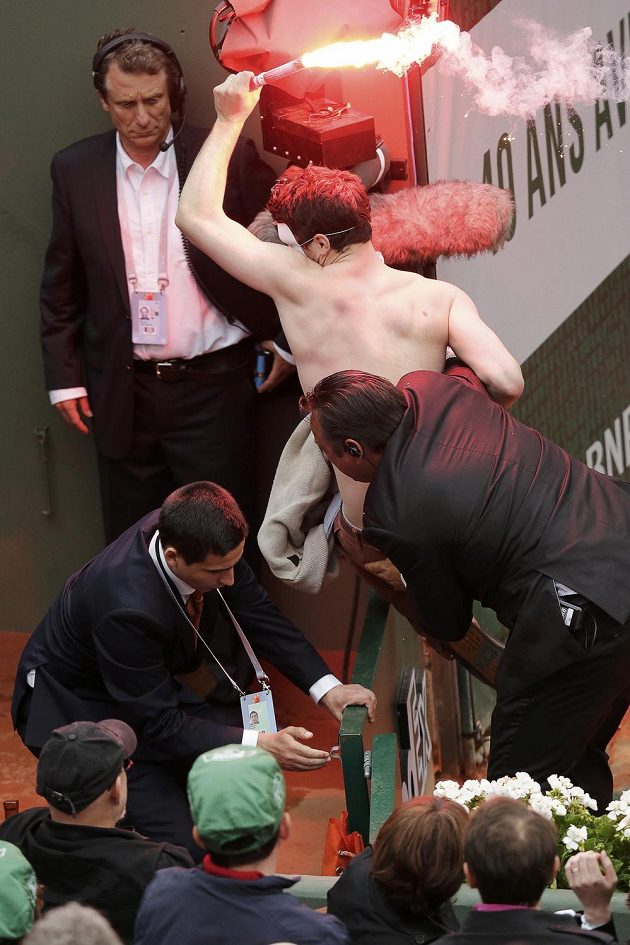 Finále French Open narušil fanoušek se světlicí, kterého ale okamžitě zpacifikovali pořadatelé.